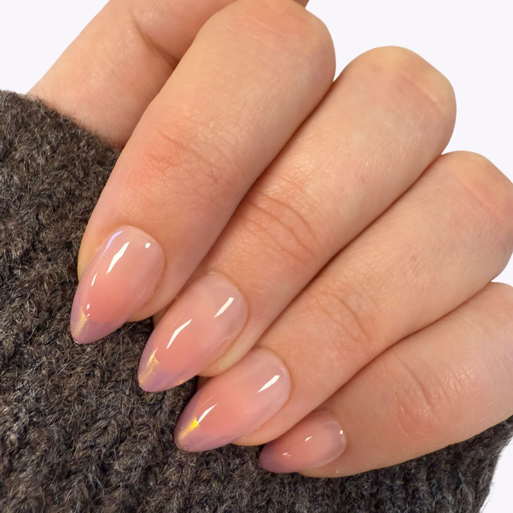 Soft pink nude press on nails met subtiele glow en glossy finish Quiet Blush van Freaky Nails