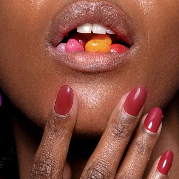 Model met Berry Me rode short oval press on nagels en glossy lips - Freaky Nails