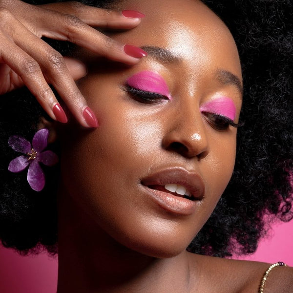 Model met Berry Me rode short oval press on nagels en roze oogmake-up - Freaky Nails