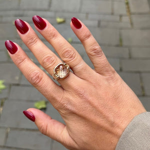 Hand met Berry Me rode short oval press on nagels en ring - Freaky Nails