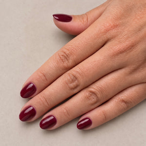 Berry Me rode short oval press on nagels close-up