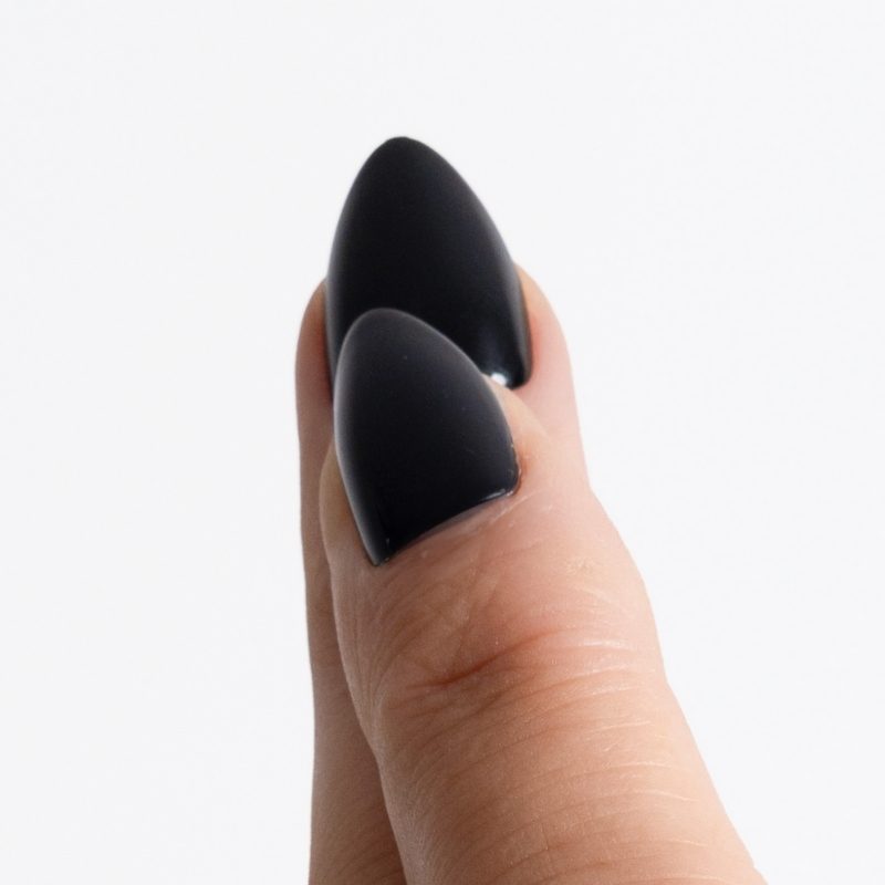 Close-up van Blackout zwarte almond press on nagels - Freaky Nails