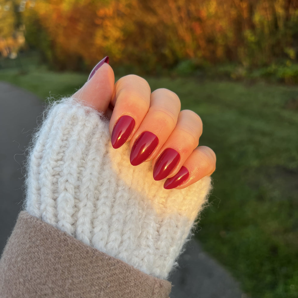 Bordeaux Baby bordeauxrode press on nagels van Freaky Nails
