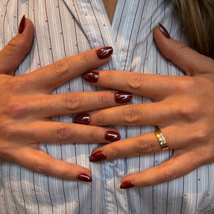Bordeauxrode soft gel press on nagels op de hand
