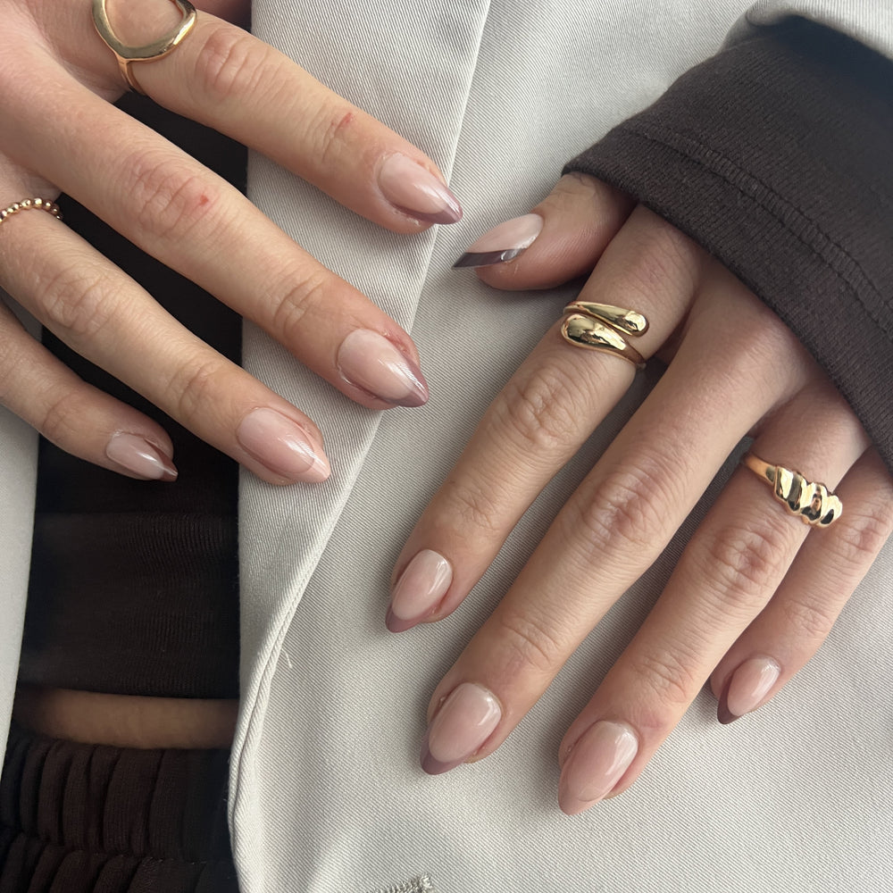 Bruine French tip nagels in verschillende koffietinten