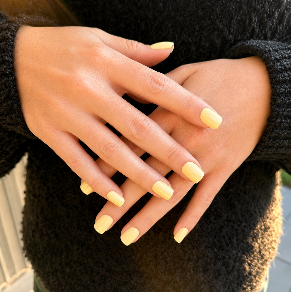 Butter yellow press on nails met glossy finish