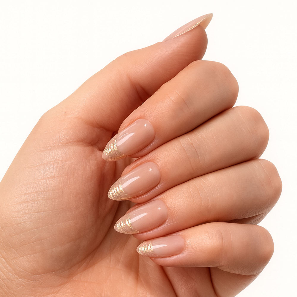 Nude press on nagels met gouden glitterfade in almond vorm, Champagne Dust van Freaky Nails