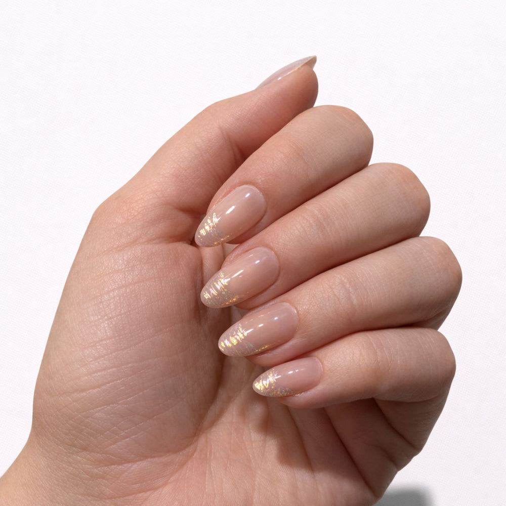 Nude press on nagels met gouden glitterfade in almond vorm, Champagne Dust van Freaky Nails