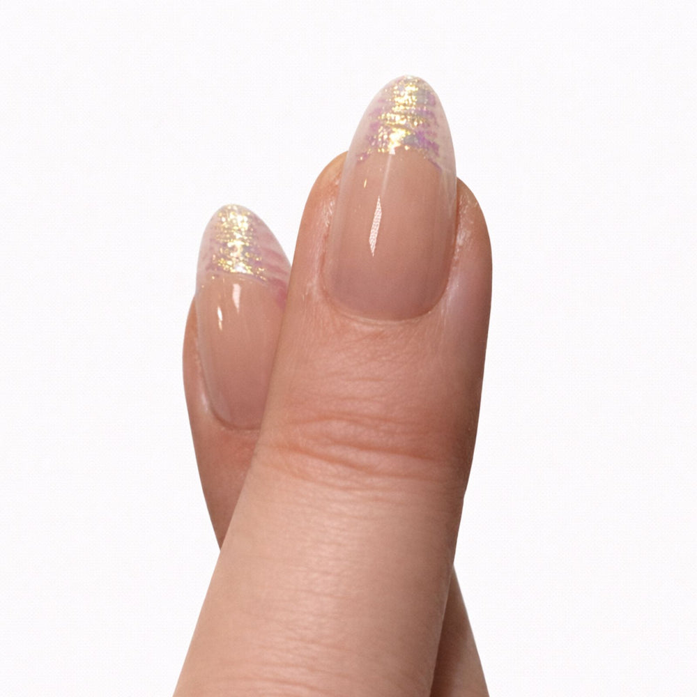 Nude press on nagels met gouden glitterfade in almond vorm, Champagne Dust van Freaky Nails