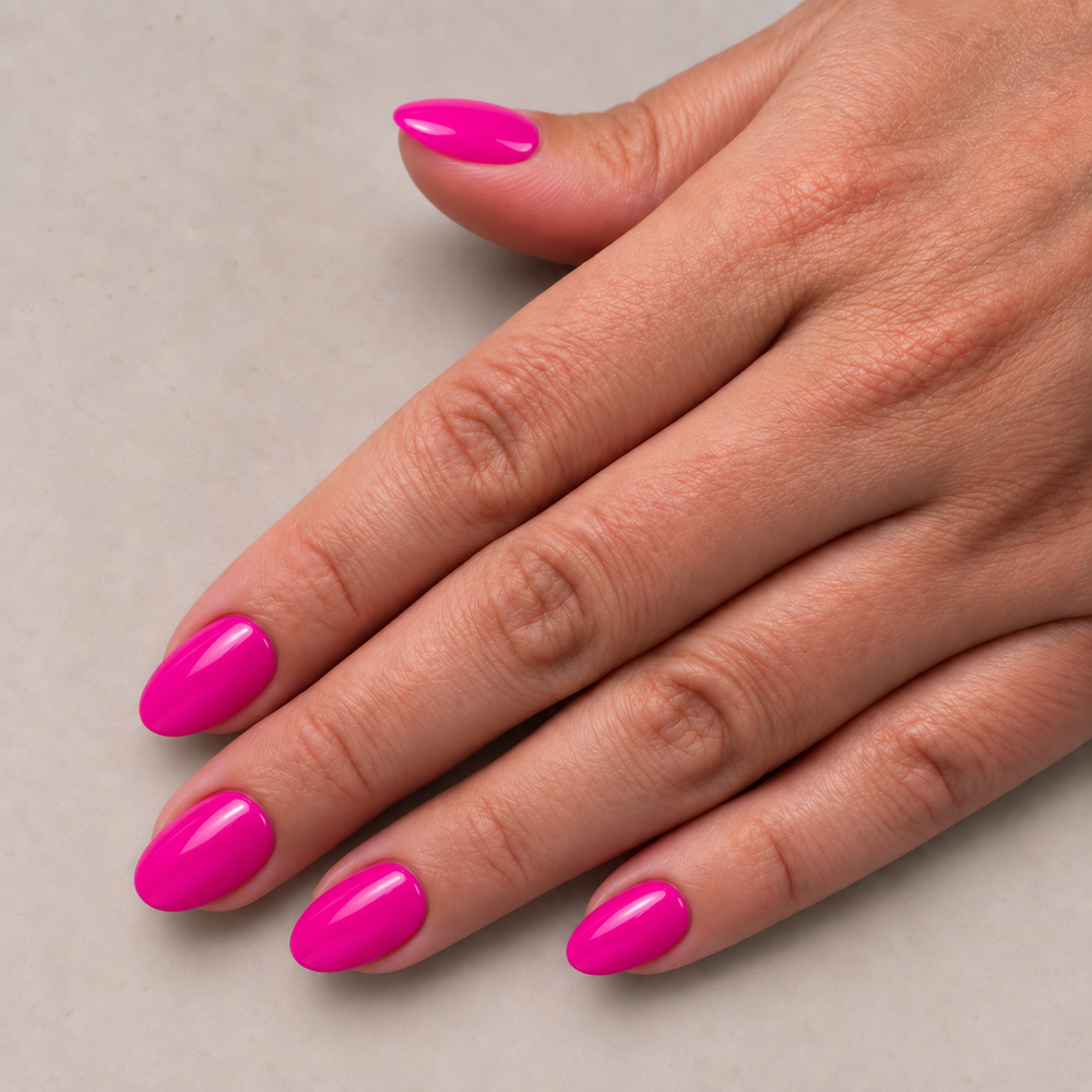 Close-up van Power Punch fuchsia pink short oval press-ons