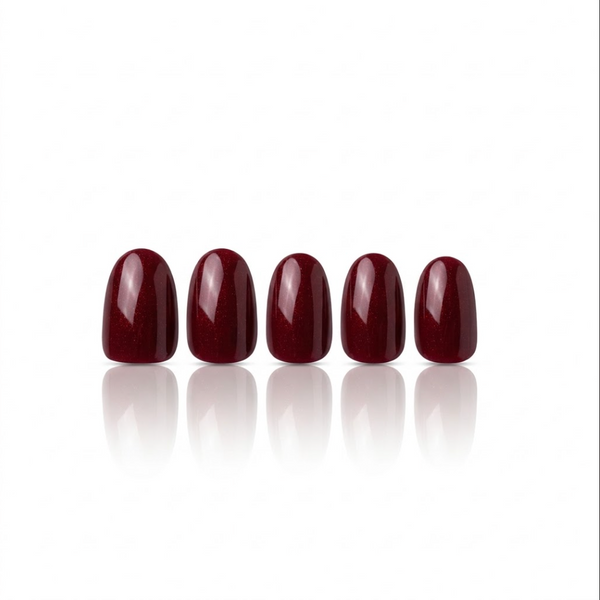 Close-up van dekkende bordeauxrode nagels