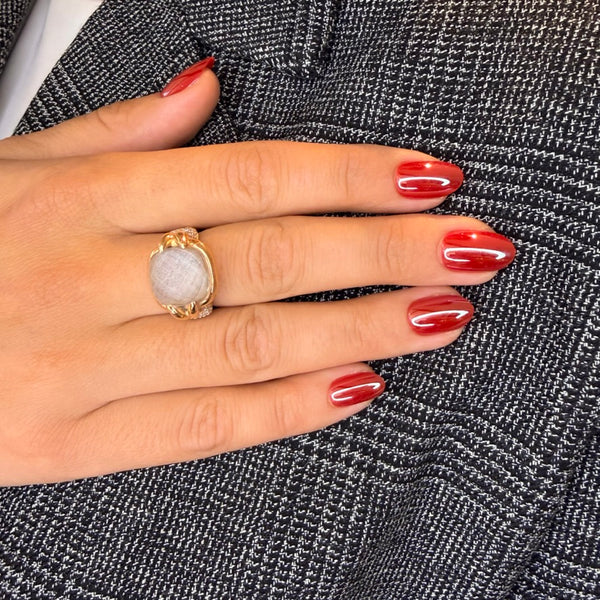 Close-up van korte rode press on nagels