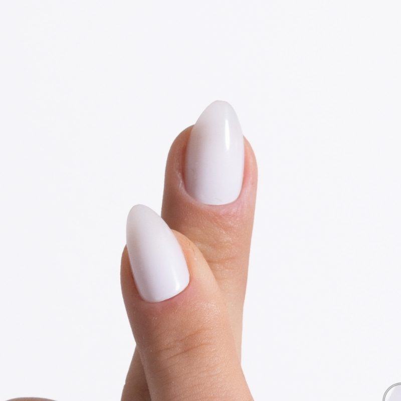 Close-up van Cloud Nine witte almond press on nagels - Freaky Nails