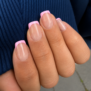 Elegante roze nepnagels met french tip