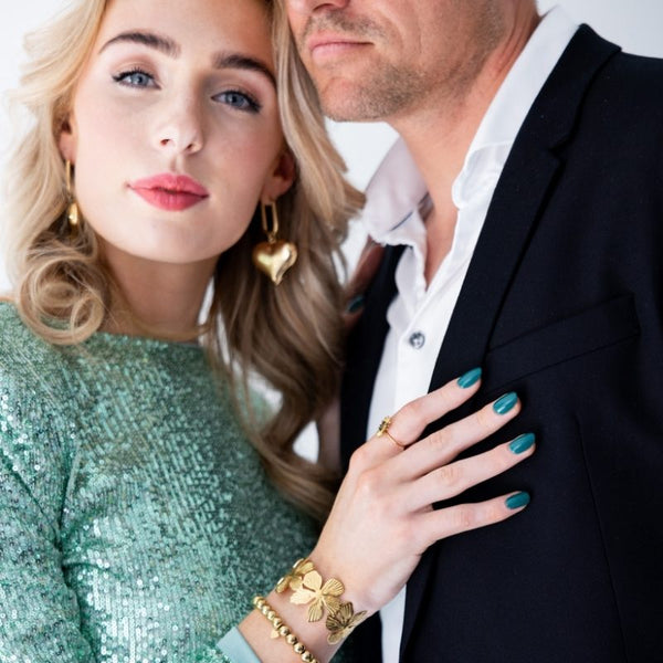 Model met Evergreen groene short oval press on nagels in groene outfit - Freaky Nails