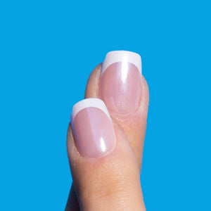 Close-up van French Rewind square shimmer French manicure press on nagels op blauwe achtergrond - Freaky Nails