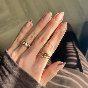French Roast bruine French press on nagels met nude basis