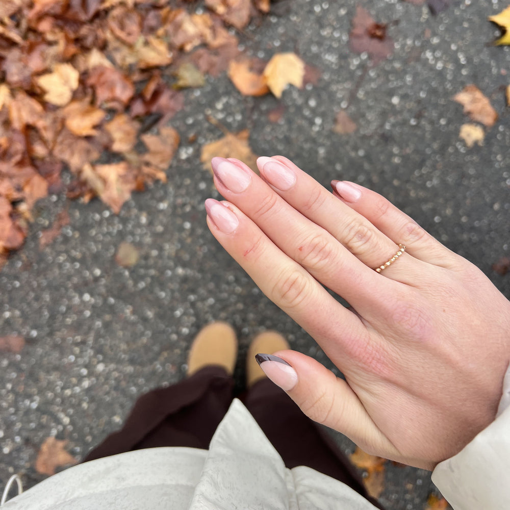 Bruine French tip nagels in verschillende koffietinten