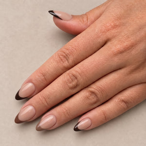 French Roast bruine press ons met nude finish