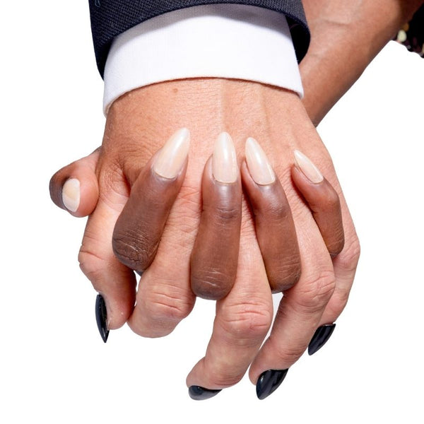 Handen met Glazed & Confused glazed nude press-on nagels in close up - Freaky Nails