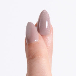 Close-up van Glazed & Unbothered glazed taupe press on nagels - Freaky Nails