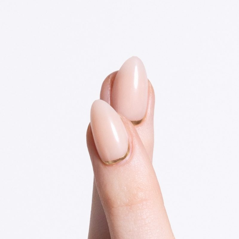 Close-up van Golden Hour nude almond press on nagels met gouden detail - Freaky Nails