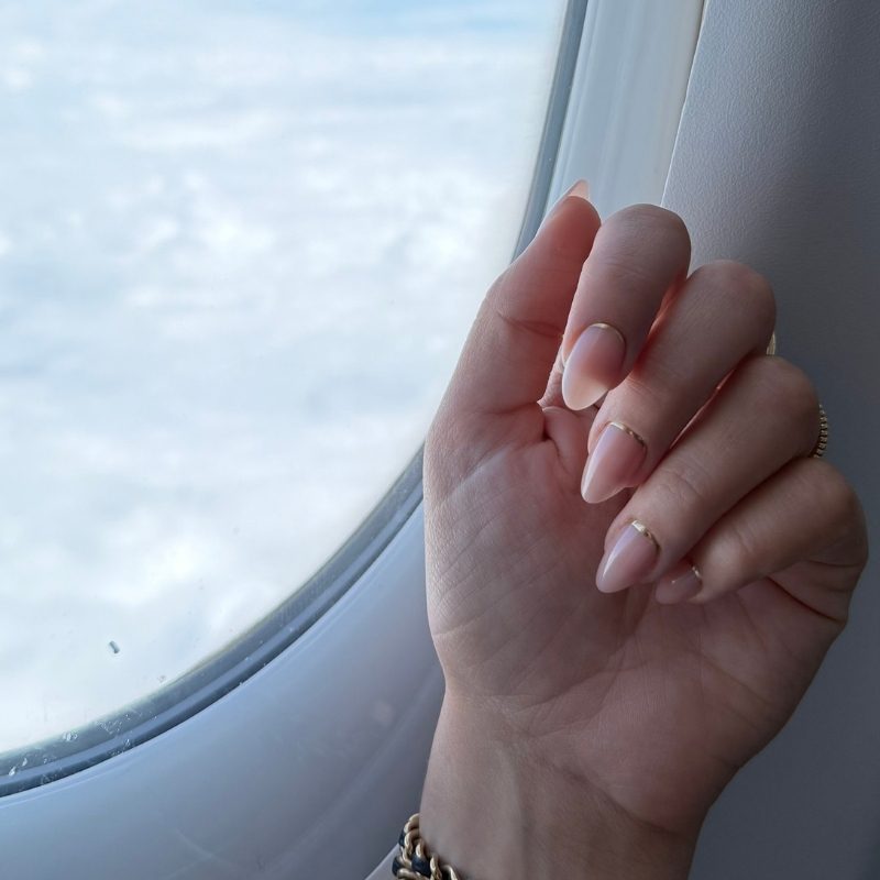 Close-up van Golden Hour nude almond press on nagels met gouden detail - Freaky Nails