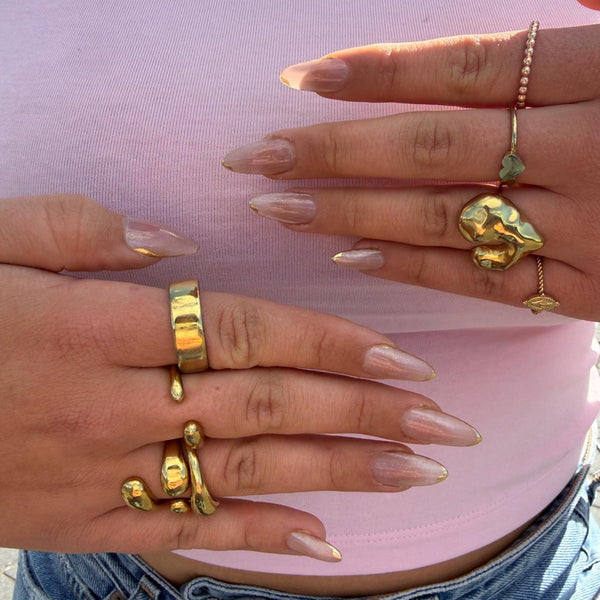 Golden Touch press on nagels met goud detail, natuurlijke nepnagels en plaknagels in almond vorm