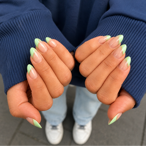 Groene french press on nails met gouden swirl
