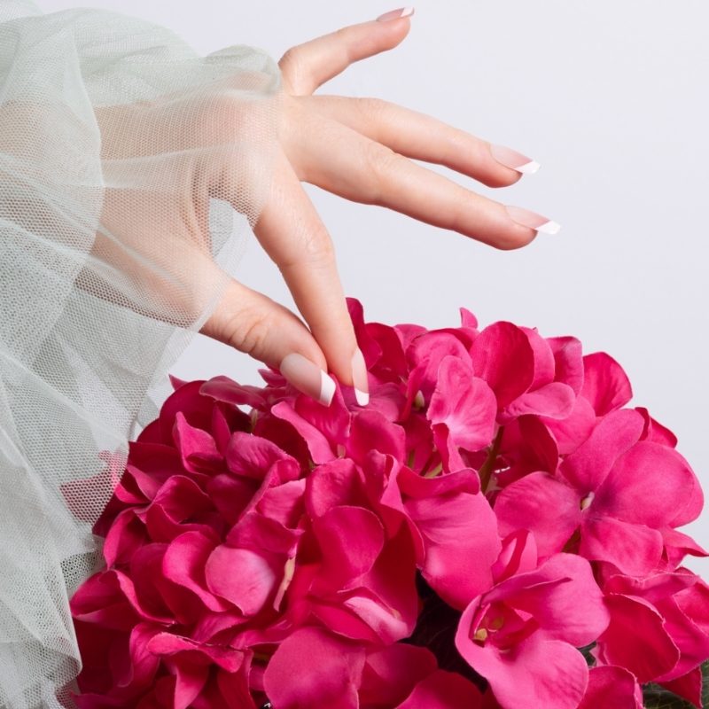 Close-up van Basic? Never. french square press on nagels - Freaky Nails