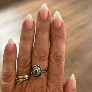 Hand met Blush Rush ombre almond press on nails in natuurlijk licht - Freaky Nails