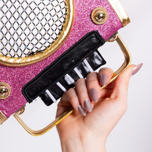 Hand met Glazed & Unbothered glazed taupe press on nagels en roze keyboard-accessoire - Freaky Nails