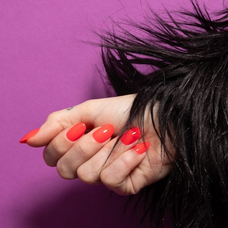 Close-up van Main Stage neon oranje rode press on nagels - Freaky Nails