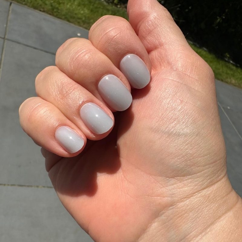 Close-up van Misty Mood grijze short oval press on nagels - Freaky Nails