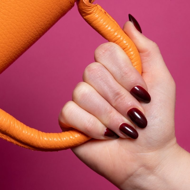 Close-up van Wine Not? wijnrode almond press on nagels - Freaky Nails