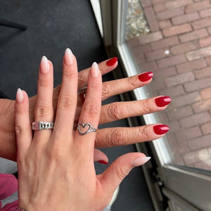 Hand met Blush Rush ombre almond press on nails en ringen - Freaky Nails