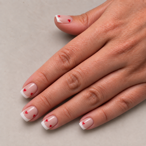 Heartbreaker korte French press on nagels met rode hartjes