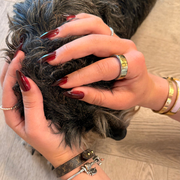 Hot Affair glossy press on nails donkerrode manicure