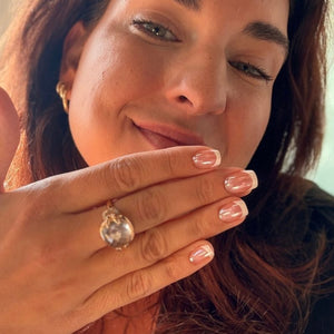 Close-up van hand met French Rewind square shimmer French manicure nagels en ring - Freaky Nails