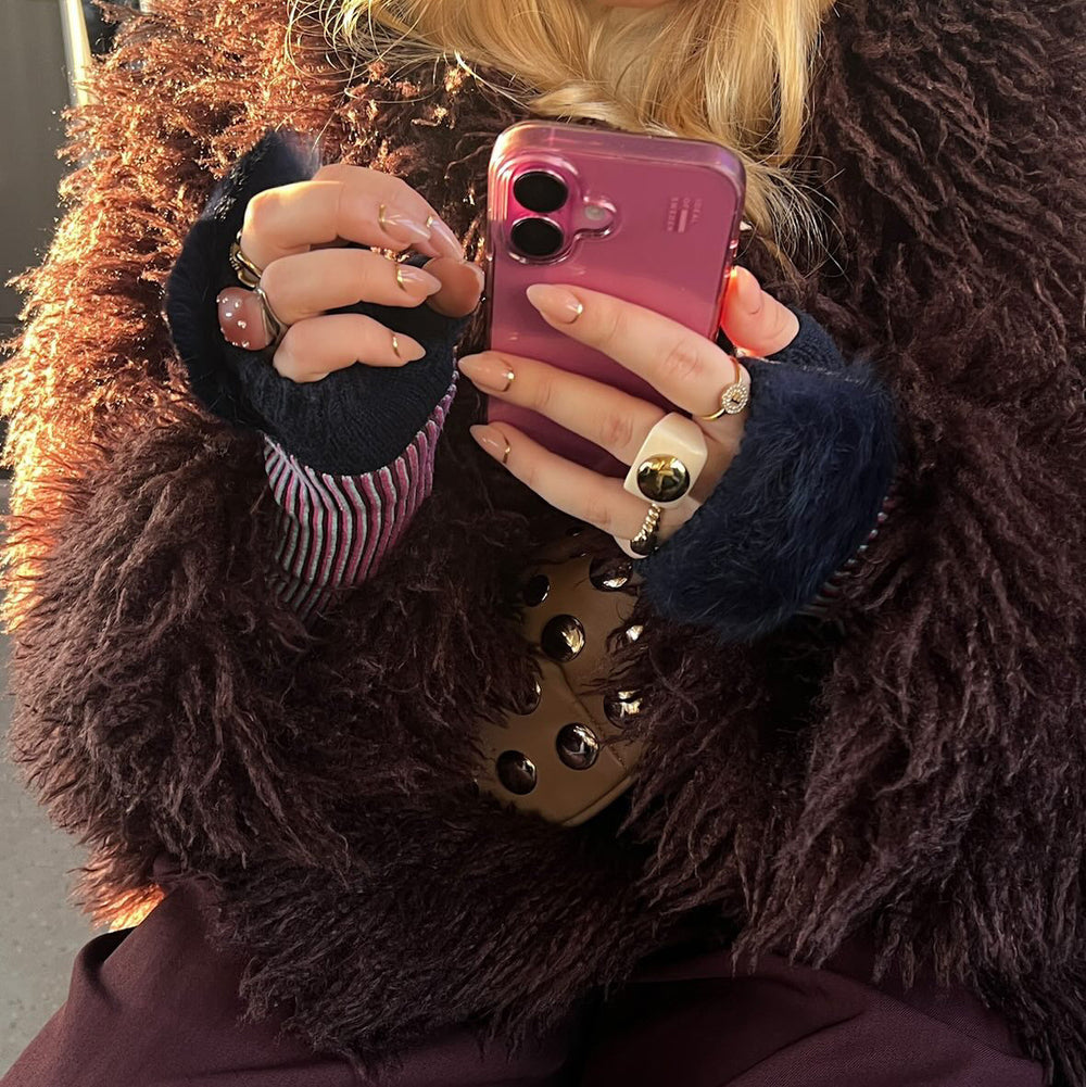 Close-up van Golden Hour nude almond press on nagels met gouden detail - Freaky Nails