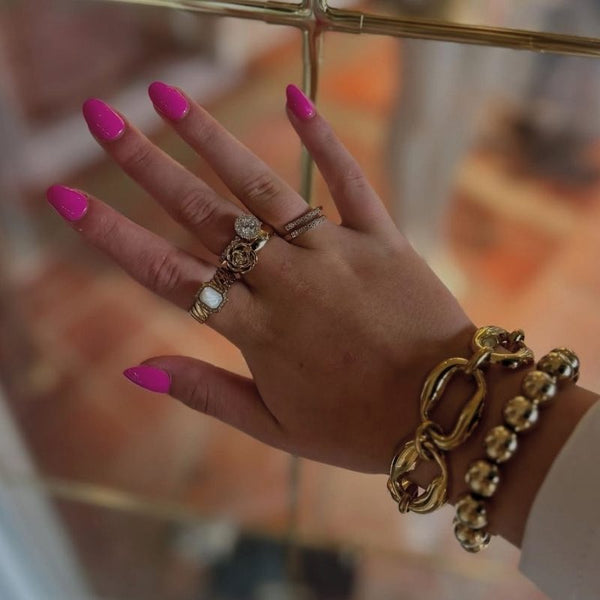 Hand met Power Punch short oval nagels en gouden sieraden - Freaky Nails