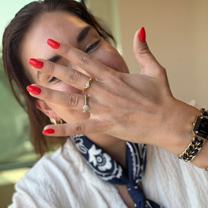 Hand met Sunkissed Flame oranje short oval press on nagels - Freaky Nails