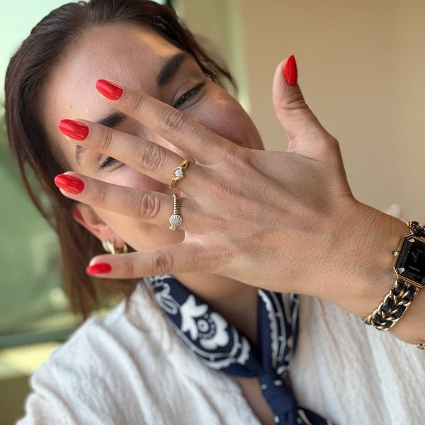 Hand met Sunkissed Flame oranje short oval press on nagels - Freaky Nails