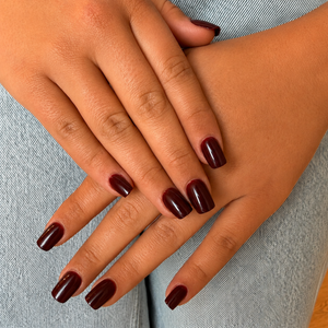 Korte glossy kunstnagels in cherry rood