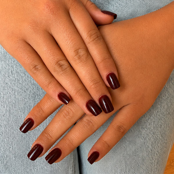 Korte glossy kunstnagels in cherry rood