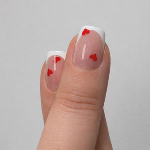Korte nepnagels met hartjes en french manicure design