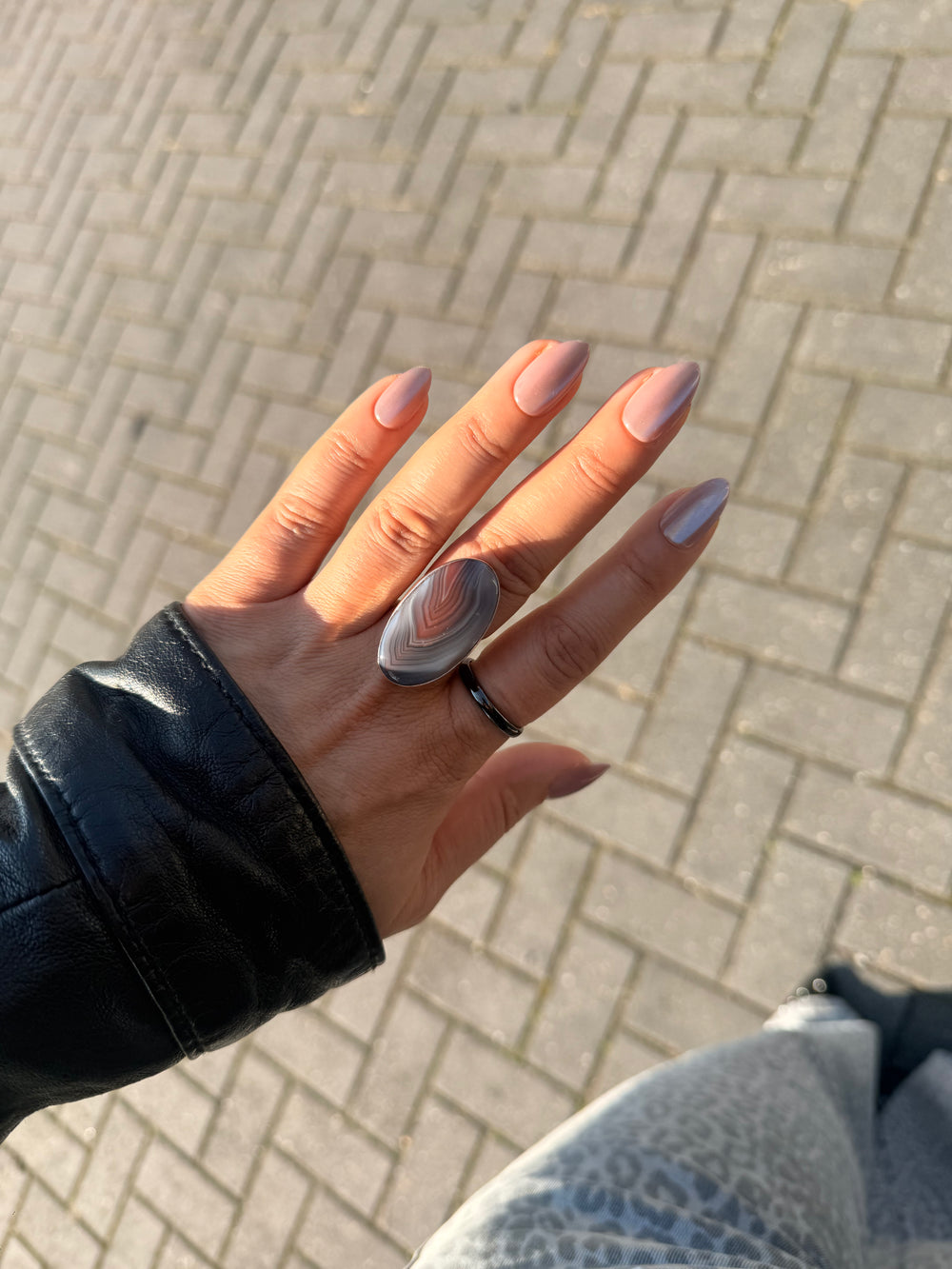 Nude press on nagels kort met glazed finish