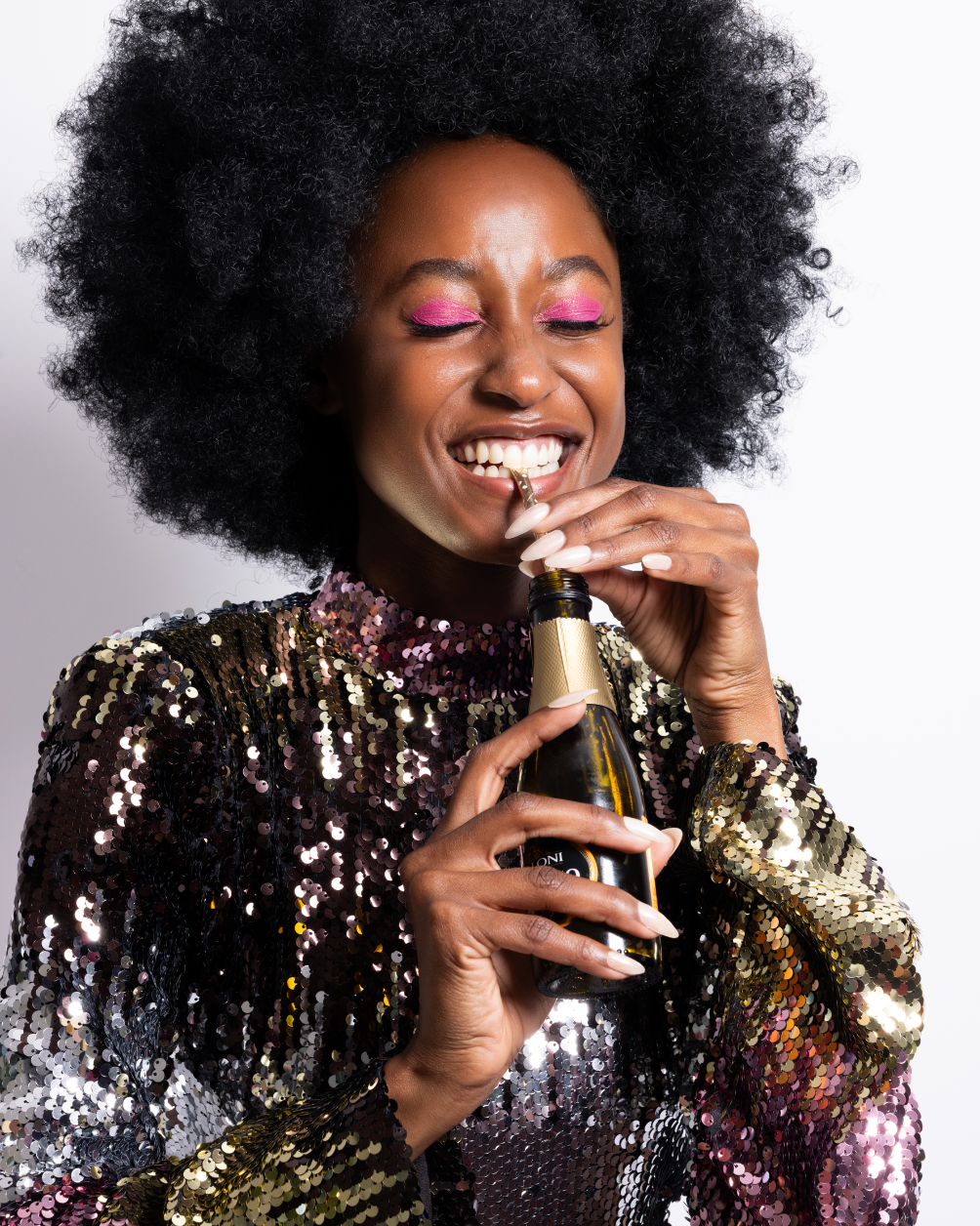 Lachende Vrouw met Freaky Nails