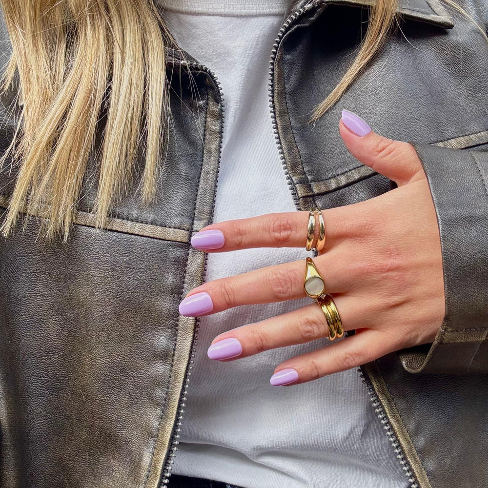 Lavender Latte lila press on nagels gedragen op de hand