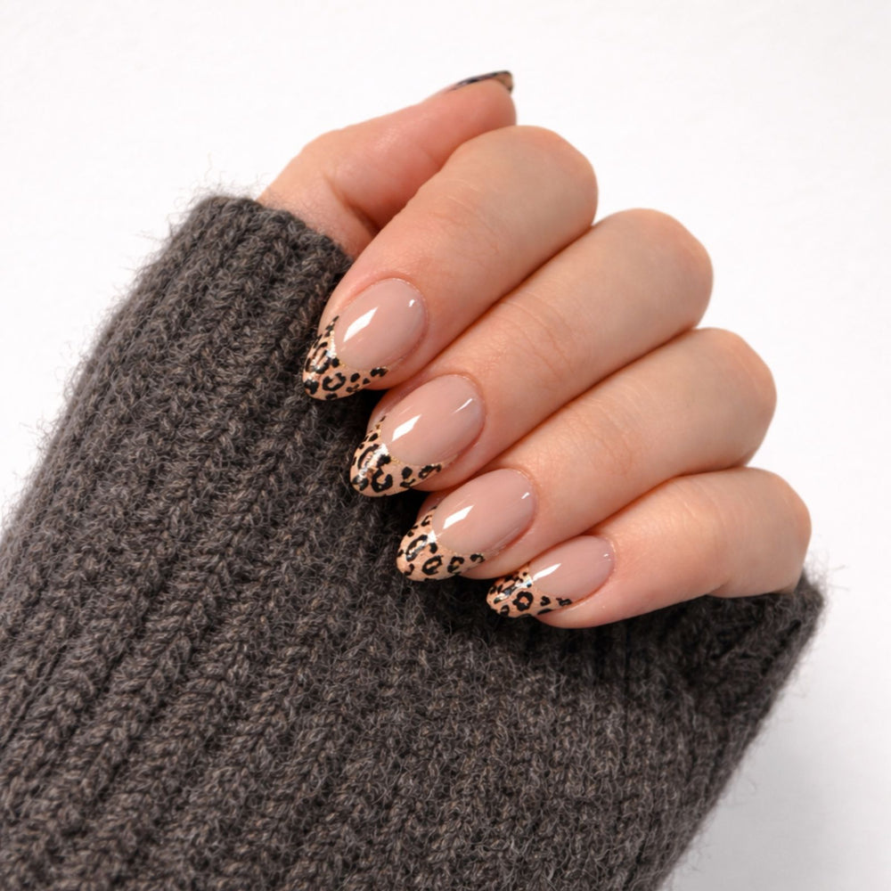 Nude press on nails met subtiele leopard print en glanzende gel finish – Leo Fever van Freaky Nails